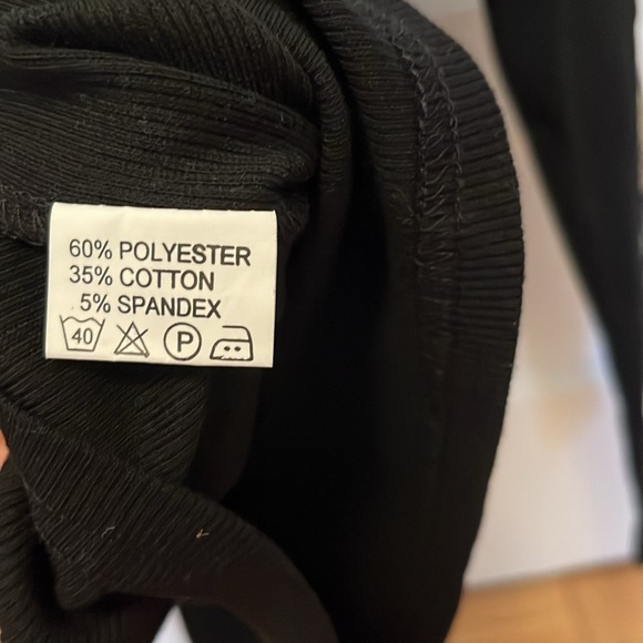 Longs-sleeve Graphic 90’s Top with flower detail - Picture 5 of 5